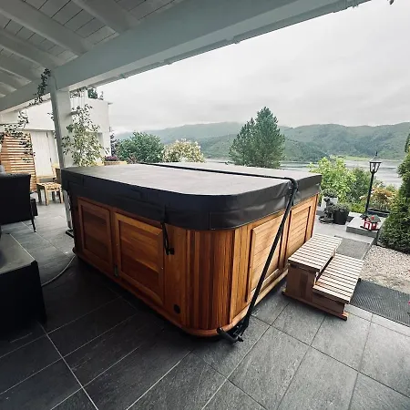 By The Fjord, With Boat And Jacuzzi Included Larsnes