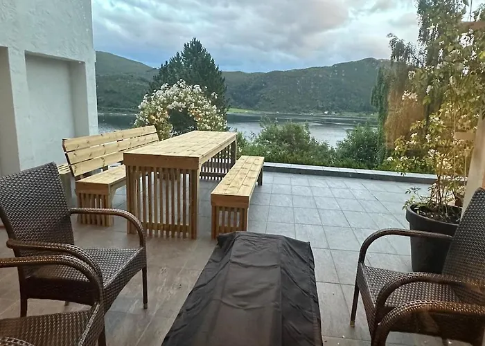 By The Fjord, With Boat And Jacuzzi Included * Larsnes