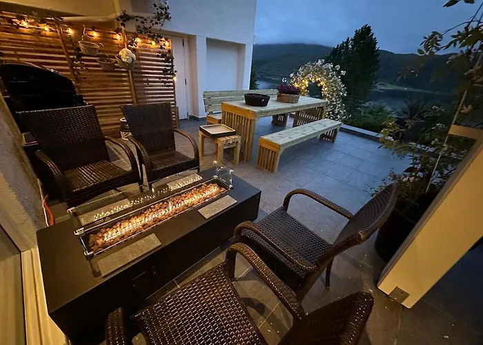By The Fjord, With Boat And Jacuzzi Included * Larsnes
