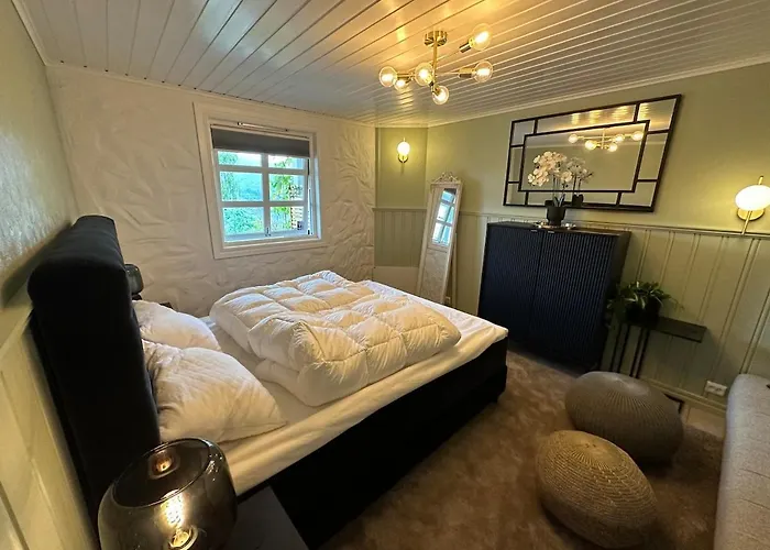By The Fjord, With Boat And Jacuzzi Included Leilighet