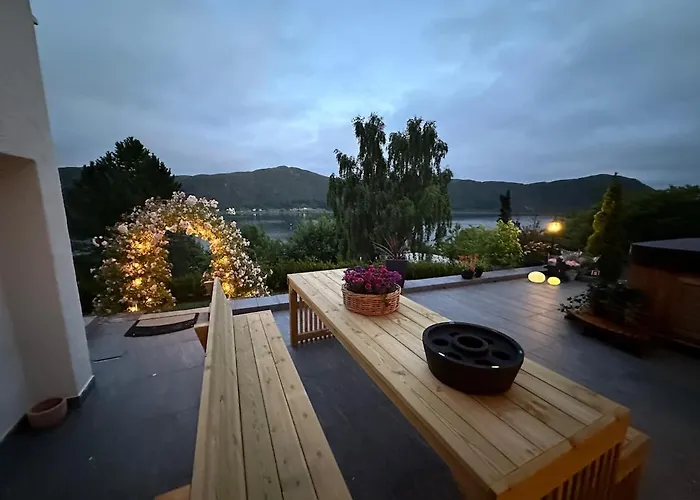 By The Fjord, With Boat And Jacuzzi Included Leilighet