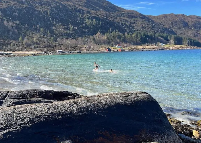 By The Fjord, With Boat And Jacuzzi Included Larsnes