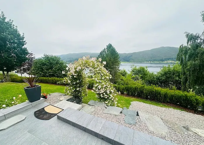 By The Fjord, With Boat And Jacuzzi Included Leilighet Larsnes