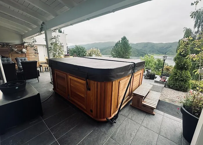 By The Fjord, With Boat And Jacuzzi Included Larsnes