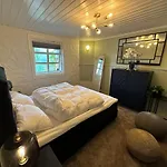 By The Fjord, With Boat And Jacuzzi Included Leilighet