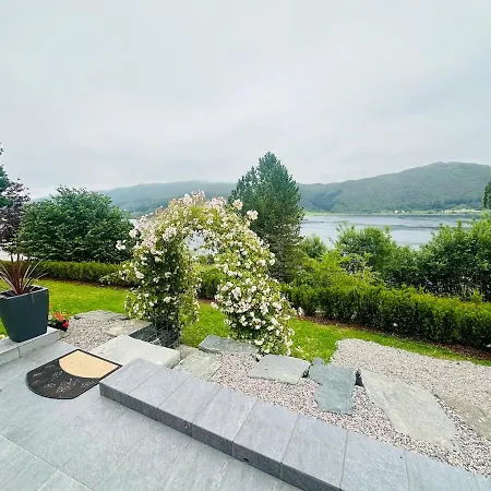 By The Fjord, With Boat And Jacuzzi Included Leilighet Larsnes